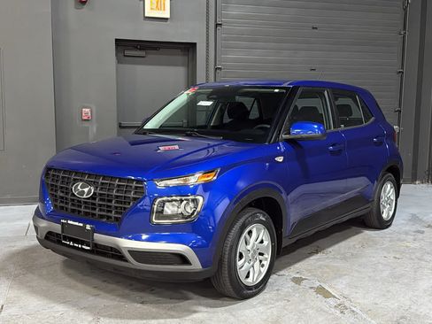 Used 2023 Hyundai Venue SE FWD image 3