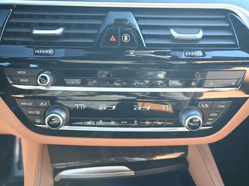 Used 2022 BMW M550i xDrive w/ Premium Package image 31