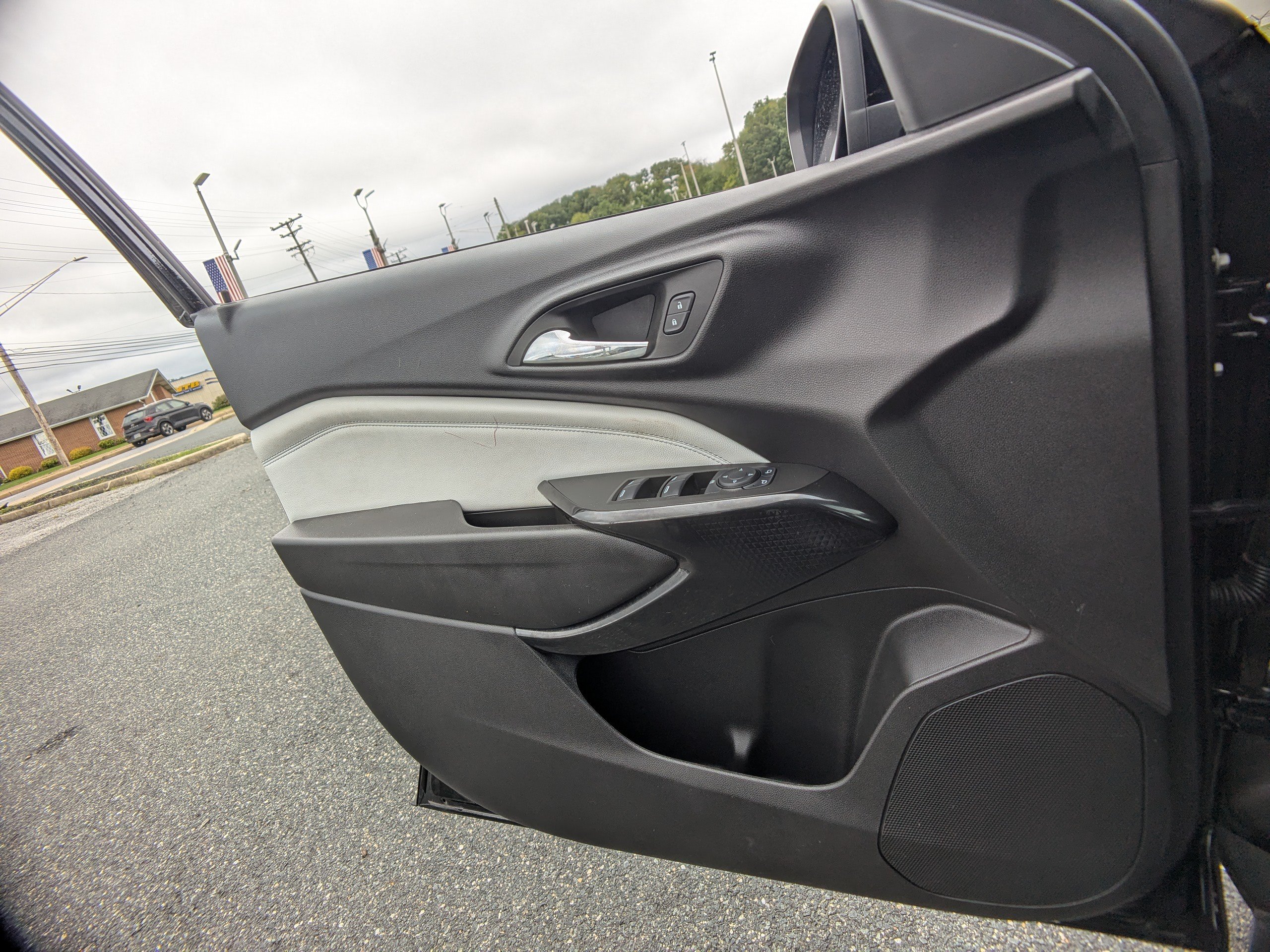 Used 2025 Chevrolet Trax LT FWD image 22