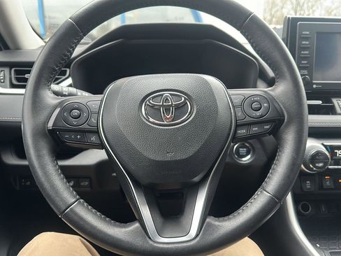 Used 2022 Toyota RAV4 XLE Premium image 17