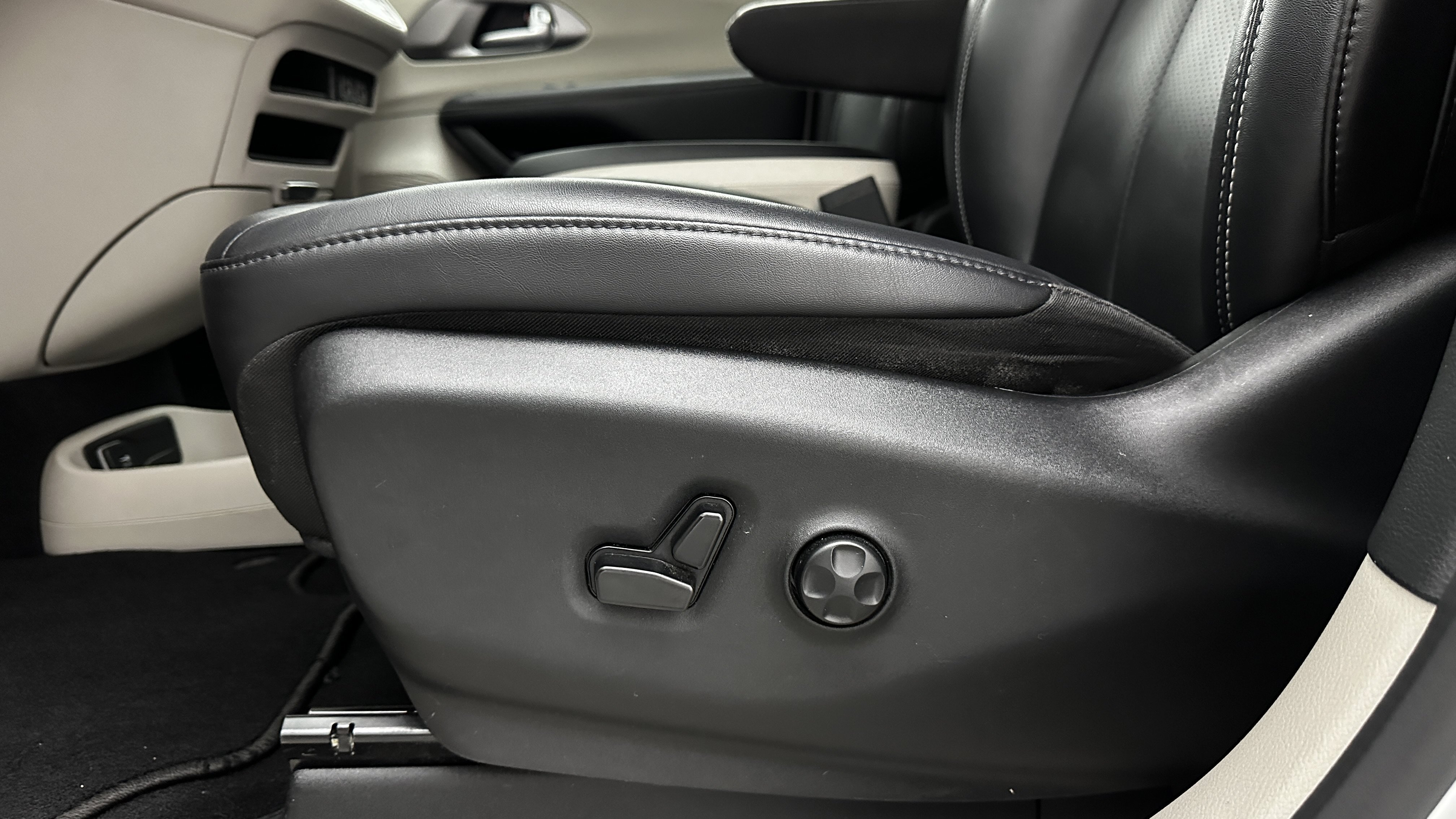 Used 2024 Chrysler Pacifica Touring-L FWD image 13