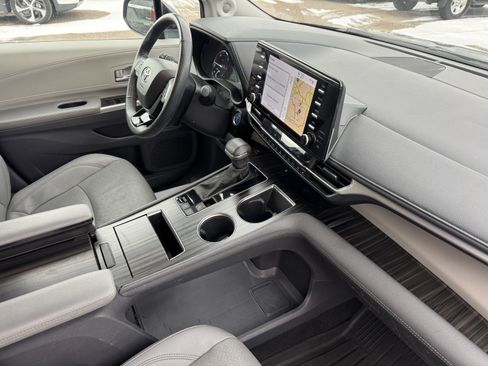 Used 2023 Toyota Sienna Limited image 21