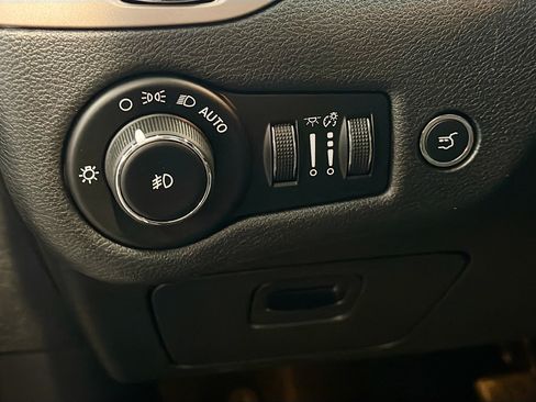 Used 2015 Jeep Cherokee Limited w/ Luxury Group AWD/4WD image 17