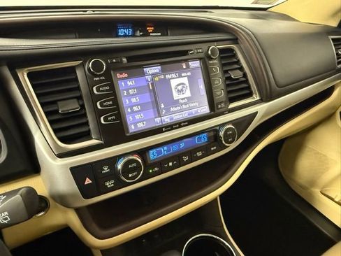 Used 2019 Toyota Highlander XLE FWD image 21