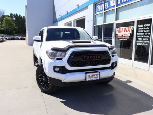 Used 2016 Toyota Tacoma TRD Sport w/ Towing Package AWD/4WD image 39