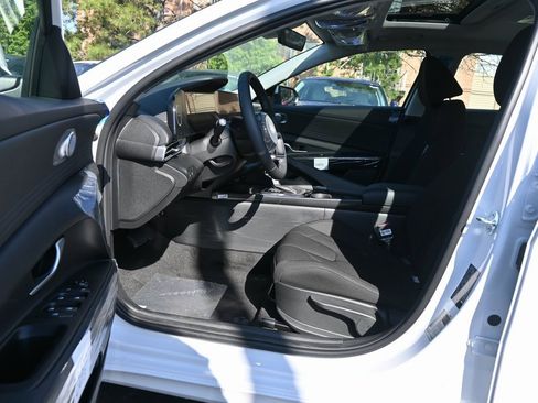 Used 2025 Hyundai Elantra SEL w/ Cargo Package image 9