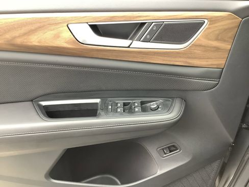 New 2025 Volkswagen Atlas SE FWD image 28