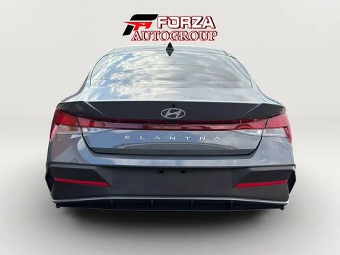 Used 2024 Hyundai Elantra SE FWD image 5