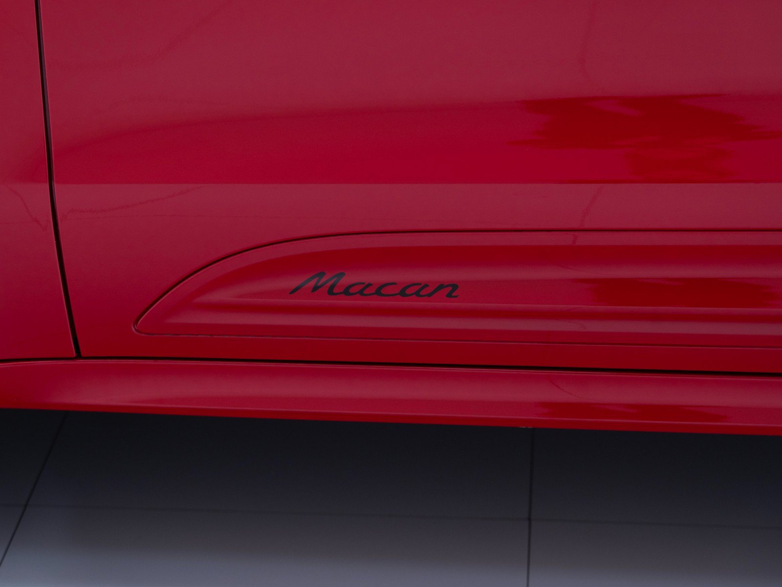 Certified 2026 Porsche Macan AWD/4WD image 13