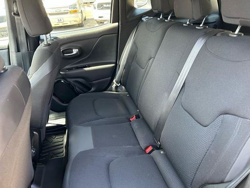 Used 2018 Jeep Renegade Altitude FWD image 15