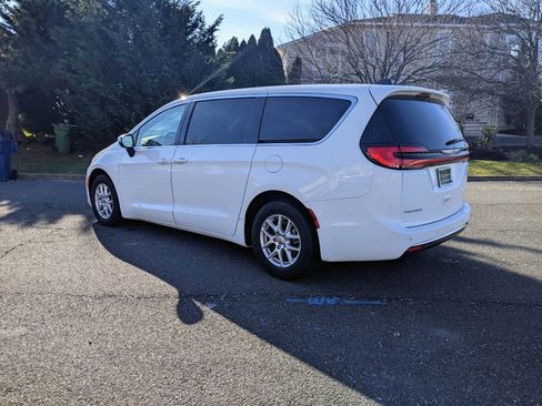 Used 2023 Chrysler Pacifica Touring-L image 5