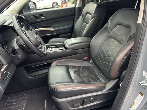 Used 2023 Nissan Pathfinder Platinum image 13