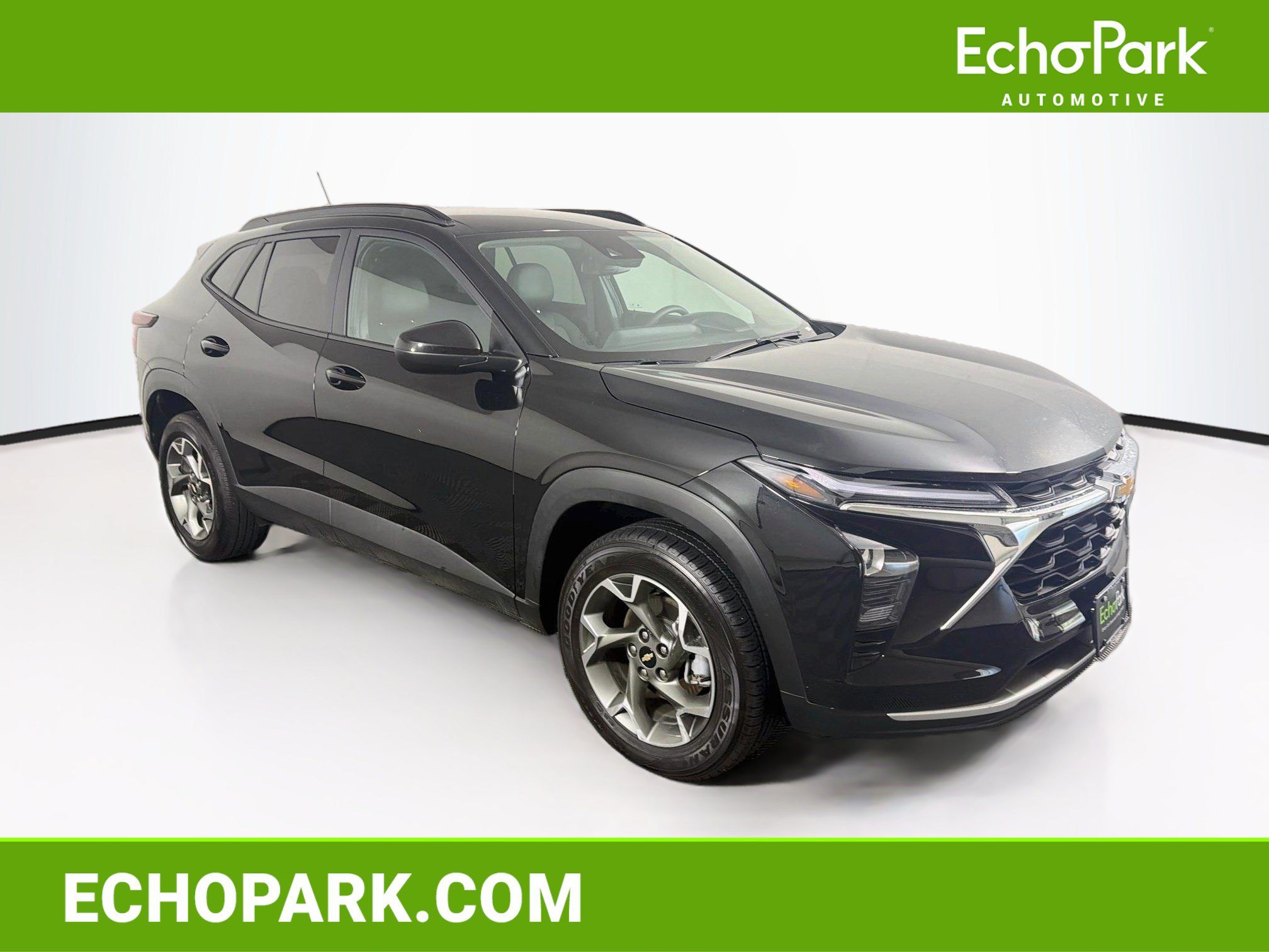 Used 2025 Chevrolet Trax LT FWD image 1