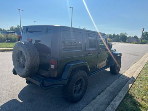 Used 2017 Jeep Wrangler Unlimited Sahara AWD/4WD image 3