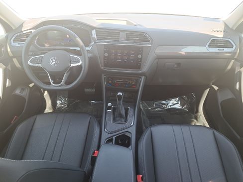Used 2023 Volkswagen Tiguan SE FWD image 9