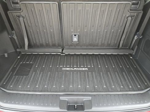 Used 2025 Toyota Highlander XLE image 35