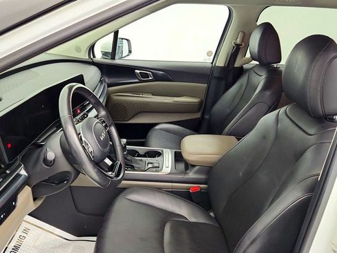 Used 2025 Kia Carnival FWD image 20