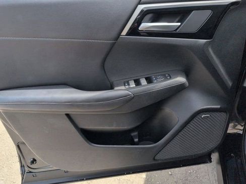 Used 2025 Mitsubishi Outlander SE FWD image 11