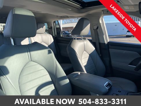 Used 2023 Toyota Highlander XLE image 16