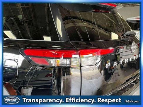 Used 2025 Nissan Pathfinder SL AWD/4WD image 11