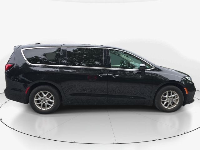 Used 2024 Chrysler Pacifica Touring-L FWD image 4