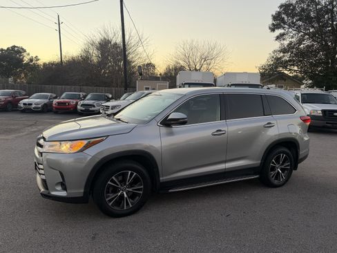 Used 2019 Toyota Highlander LE image 12