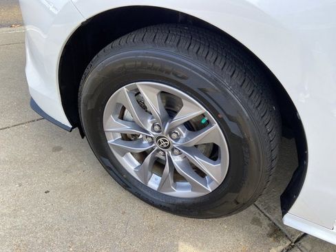 Used 2024 Toyota Sienna LE image 24