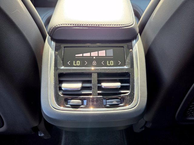 Certified 2023 Volvo XC60 B5 Ultimate FWD image 18