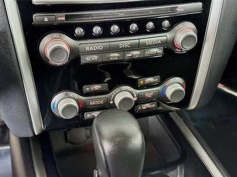 Used 2020 Nissan Pathfinder SV image 17