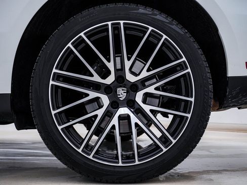 Certified 2025 Porsche Macan image 10