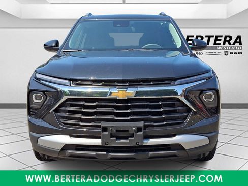 Used 2025 Chevrolet TrailBlazer LT AWD/4WD image 2