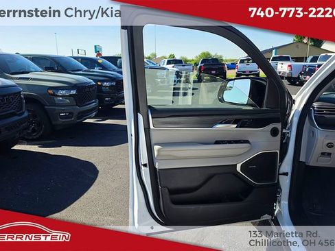 Used 2024 Jeep Wagoneer L Series II w/ Flexible Seating Group AWD/4WD image 11
