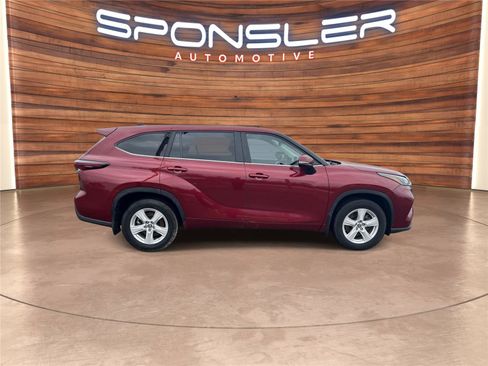 Used 2024 Toyota Highlander LE AWD/4WD image 8