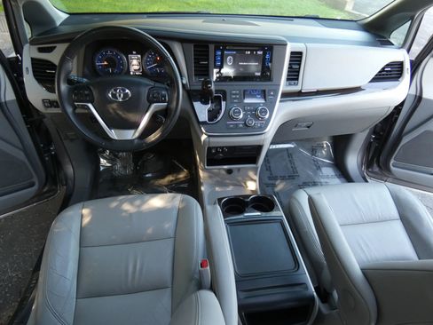 Used 2017 Toyota Sienna XLE image 22