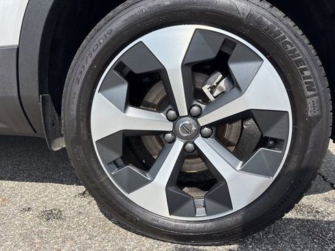 Used 2025 Volvo XC40 B5 Plus image 10