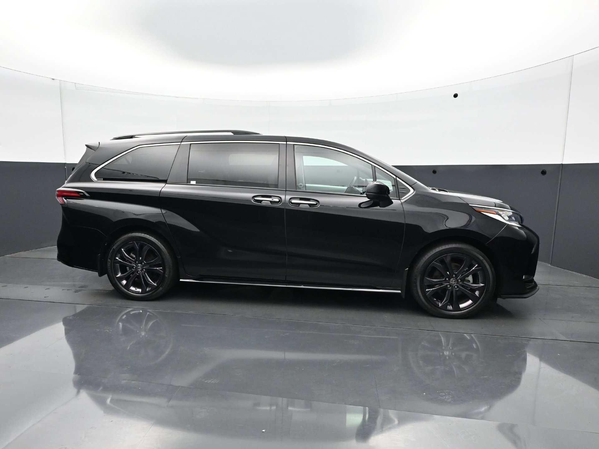 Used 2022 Toyota Sienna XSE FWD image 8