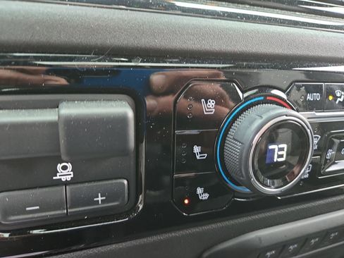 Used 2025 Chevrolet Silverado 2500 ZR2 w/ Technology Package image 28