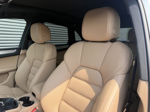 Used 2023 Porsche Macan AWD/4WD image 5