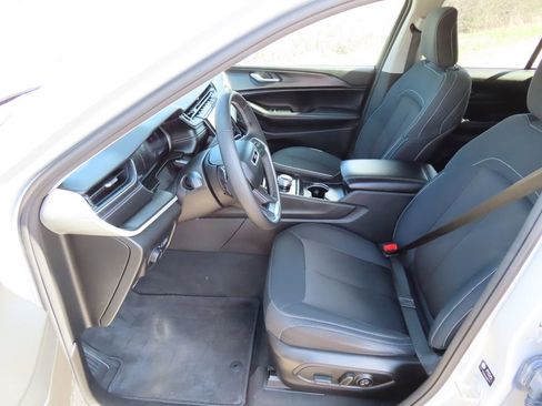 Certified 2024 Jeep Grand Cherokee Laredo X AWD/4WD image 21