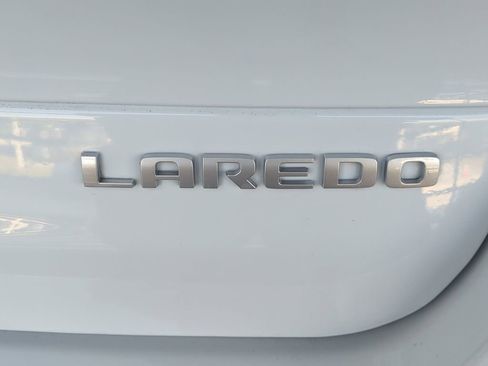 Used 2021 Jeep Grand Cherokee Laredo image 12