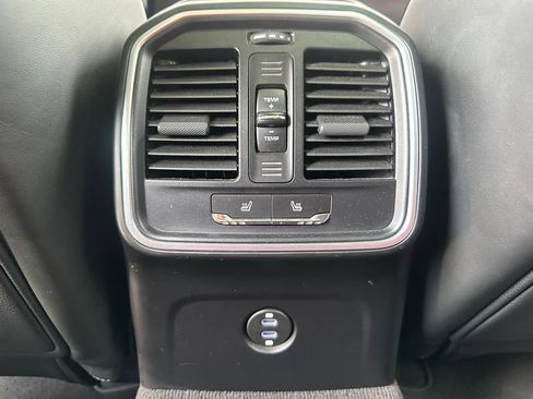Certified 2023 Porsche Macan AWD/4WD image 38