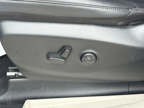 Used 2024 Chrysler Pacifica Touring-L FWD image 15