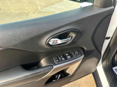 Used 2019 Jeep Cherokee Latitude Plus image 12