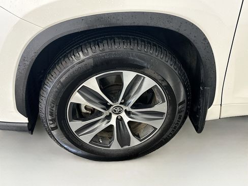 Used 2020 Toyota Highlander XLE image 11