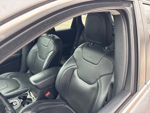 Used 2019 Jeep Cherokee Limited image 10