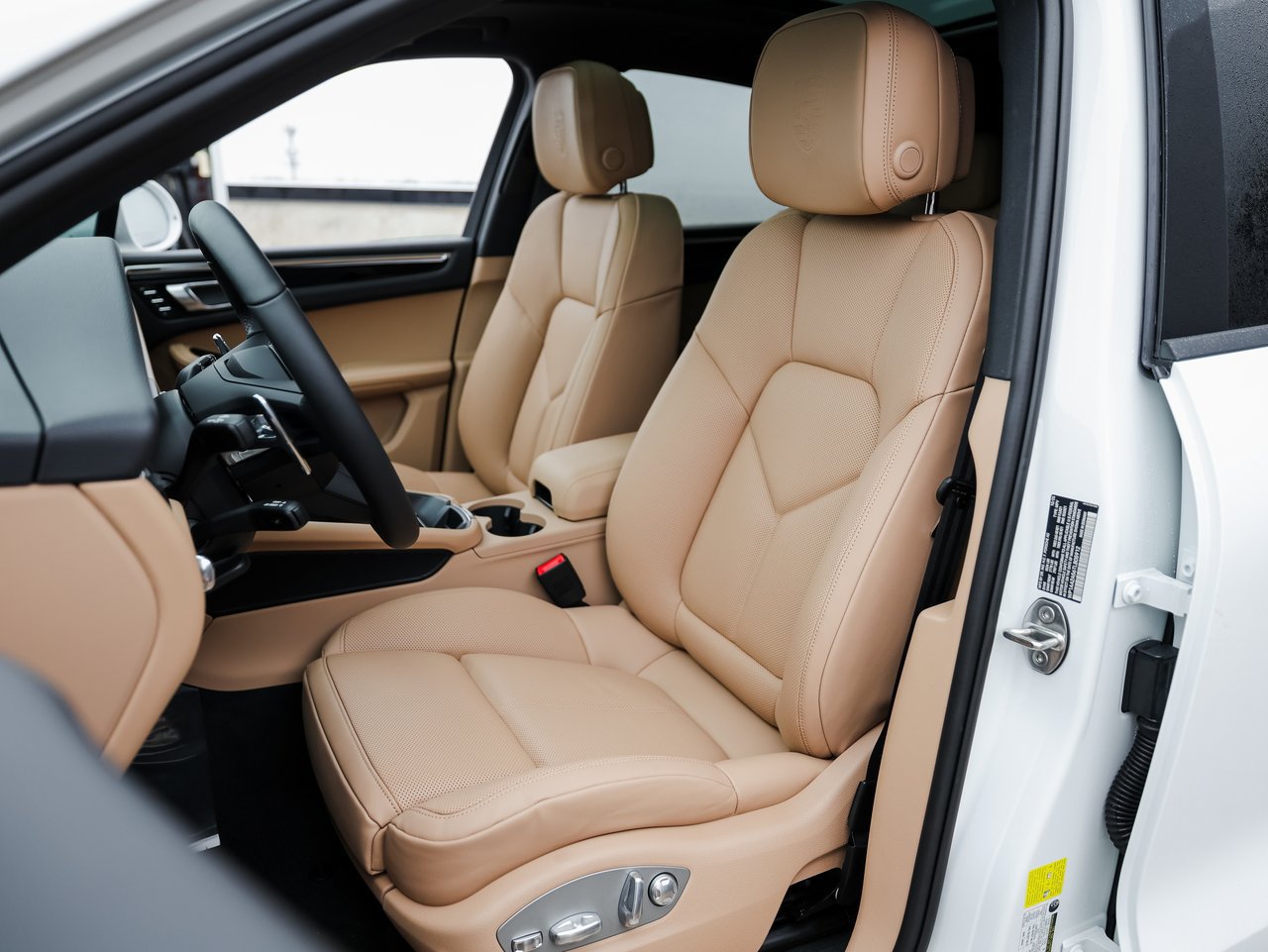 Certified 2026 Porsche Macan AWD/4WD image 5