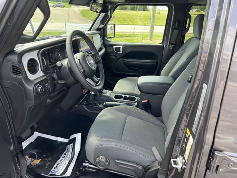 Used 2025 Jeep Wrangler Unlimited Sport AWD/4WD image 19