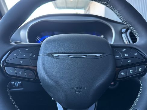 New 2027 Chrysler Pacifica Limited FWD image 22