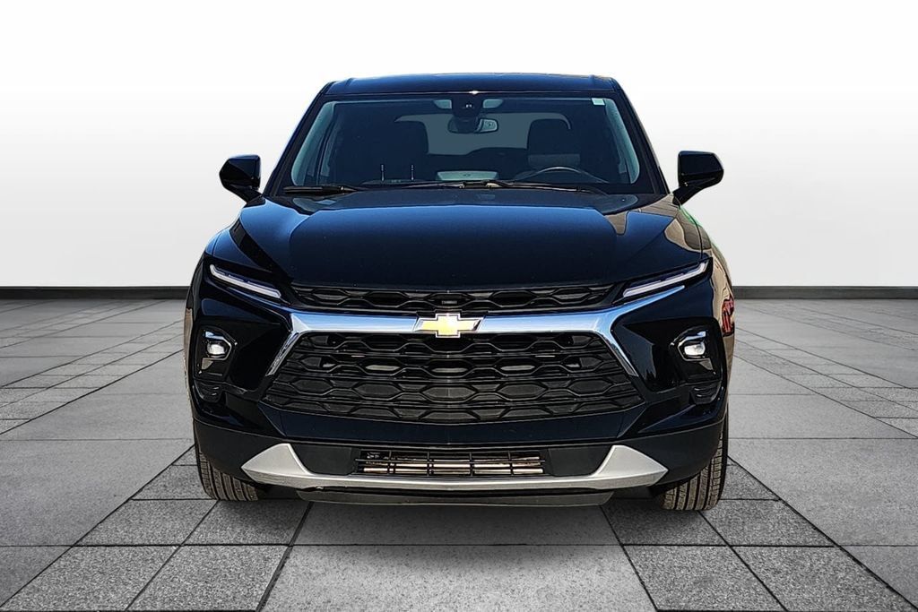 Used 2025 Chevrolet Blazer LT FWD image 2