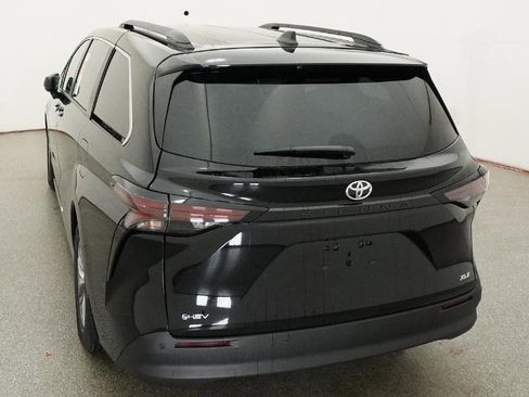 New 2026 Toyota Sienna XLE image 11